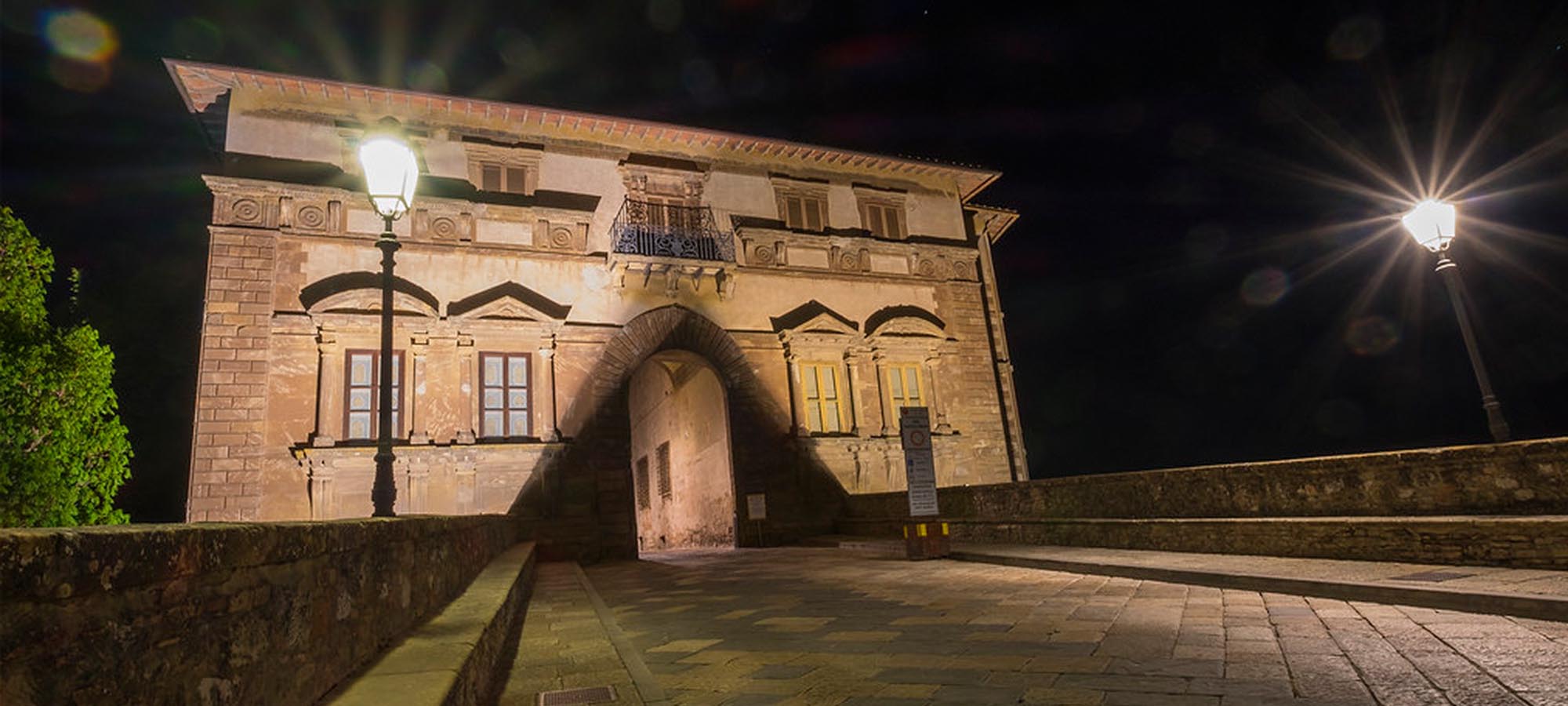 visit Colle di Val d'Elsa Palazzo Campana vista notturna