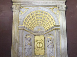 Visit Colle di Val d'Elsa Toscana Concattedrale Santi Alberto e Marziale - Duomo Colle tabernacolo Sacro Chiodo